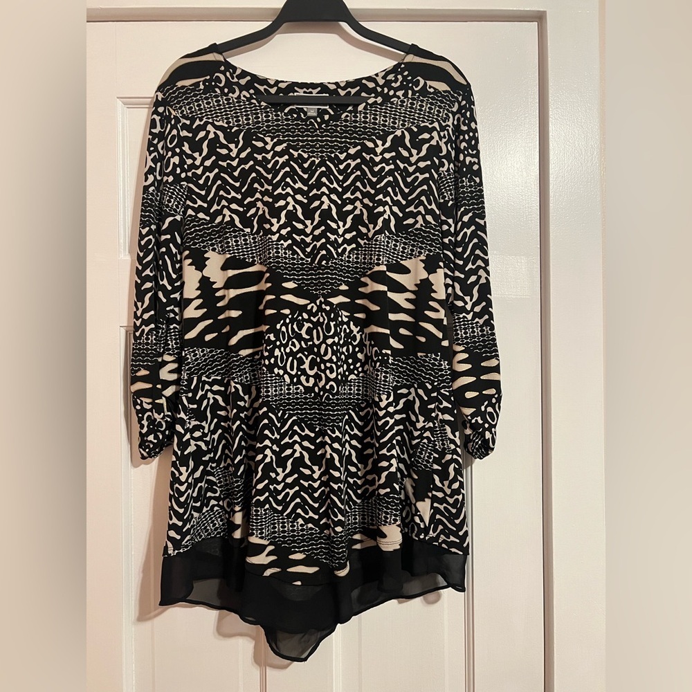 #39 JM COLLECTION • EMBELLISHED FLOWY TUNIC • BLACK/WHITE/MIXED MEDIA